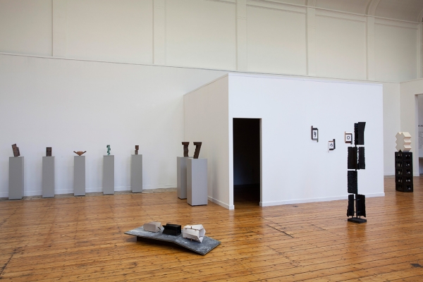 Van Hieruit - installation view