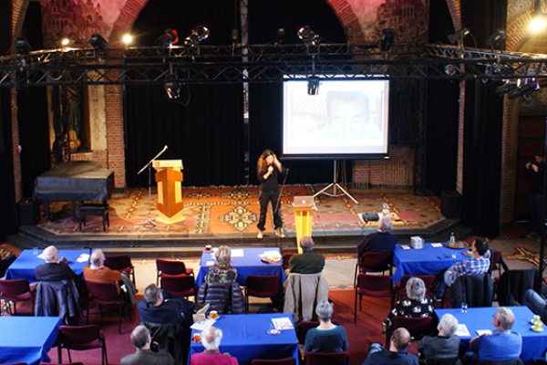 Esther tijdens haar lezing