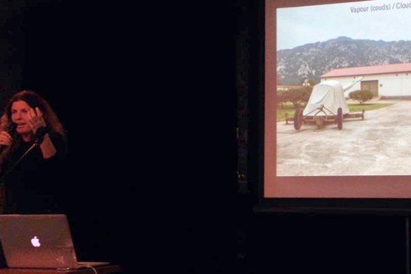 Esther tijdens haar lezing