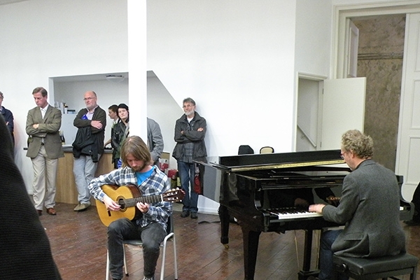 Reci-pro-city opening Bram Stadhouders (acoustic guitar) and Nico Huijbregts (piano)