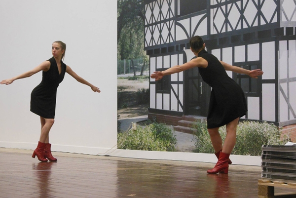 Dance performance from LaMelis, performed by Batja ten Kortenaar and Hanne Schillemans, music by Joost van Dijk.