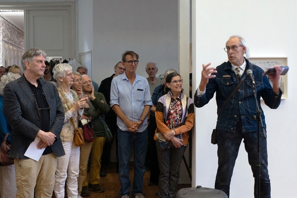 Edwin Becker performs the opening