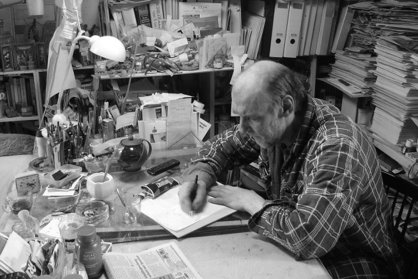 De Terugkeer Van De Performance, Toine Horvers - Hans Stevens in zijn atelier (foto Paul Bogaers)